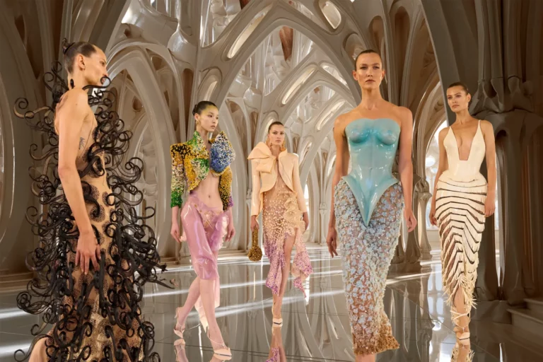 Schiaparelli Sonbahar-Kış 2026 Haute Couture: Daniel Roseberry, Belirsizliği Couture’e Nasıl Dönüştürdü?
