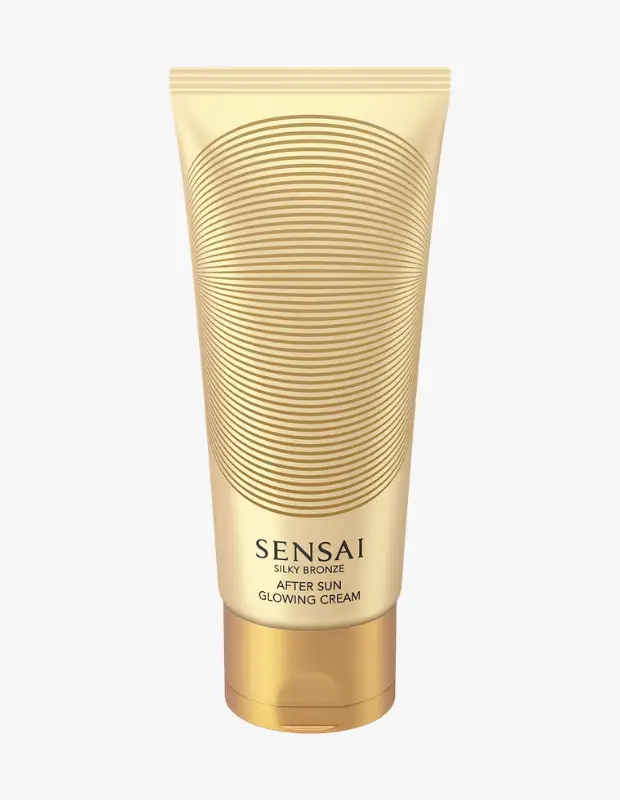 Marka Adı: SENSAI
Ürün Adı: SENSAI Unisex Silky Bronze After Sun Glowing Cream
Ürün Cinsiyeti: Unisex
Ürün Tipi: Güneş Sonrası Krem
Ürün Sezonsallığı: Yaz
Ürün Çeşidi: Bronzluk Uzatıcı, Parlaklık Veren Bakım Kremi
Ürün Özellikleri: SENSAI Silky Bronze After Sun Glowing Cream, güneş sonrası cildi yatıştırmak, yoğun bir nemlendirme sağlamak ve bronzluğun ömrünü uzatmak için geliştirilmiş, parlaklık veren özel bir formüle sahiptir. Ürünün zarif, altın bronz tonlardaki tüp ambalajı, parlak altın rengi kapağı ve yüzeyindeki ışık yansımalı dalga desenleriyle lüks bir estetik sunar. Bu krem, güneşin etkisiyle oluşan kuruluk hissini azaltırken, cildin doğal melanin üretimini dengeleyerek ve epidermal hücre yenilenmesini optimize ederek bronzluğun daha uzun süre kalıcı olmasına yardımcı olur. Cilde ipeksi bir dokunuş ve sağlıklı, ışıltılı bir görünüm kazandırır.
Öne Çıkan Detaylar:
- Bronzluğun kalıcılığını artırarak ömrünü uzatır.
- Cilde anında sağlıklı bir ışıltı ve parlaklık verir.
- Güneş sonrası cildi derinlemesine nemlendirir ve ipeksi bir his bırakır.
Kimler Kullanıyor?: Güneşlenmeyi seven, elde ettiği bronzluğun güzelliğini ve kalıcılığını en üst düzeye çıkarmak isteyen kişiler için idealdir. Cildini güneş sonrası bakımla şımartmayı tercih eden, ışıltılı ve sağlıklı bir cilt görünümüne önem veren, lüks bir yaz bakım deneyimi arayışındaki herkes bu kremi tercih edebilir.