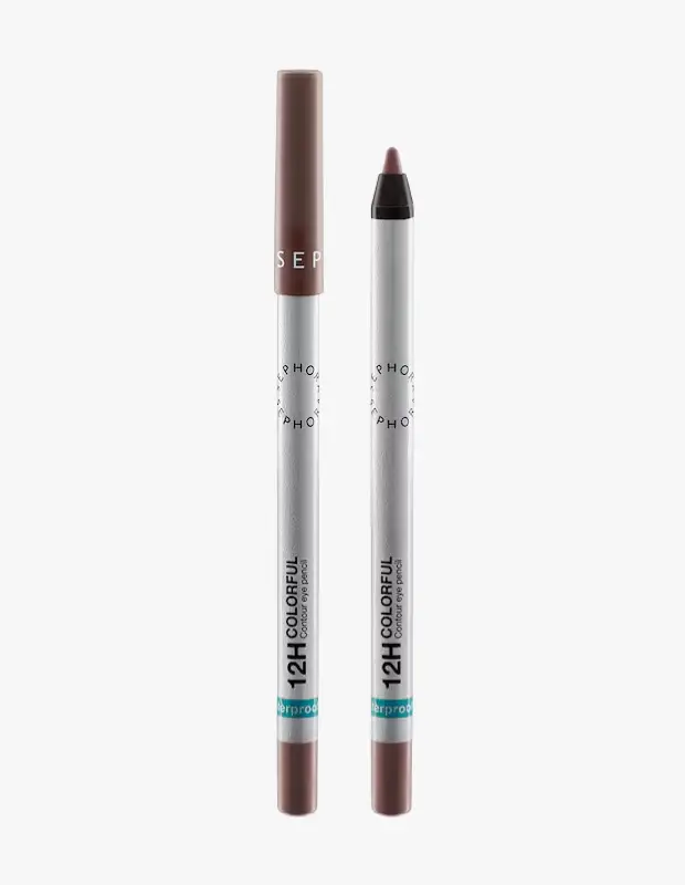 Beyaz arka plan önünde, biri kapalı diğeri açık ucuyla yan yana duran iki adet Sephora Collection 12H Colorful Contour göz kalemi, ürünün 12 saat kalıcı özelliği ve zarif kahverengimsi mor rengini vurguluyor.