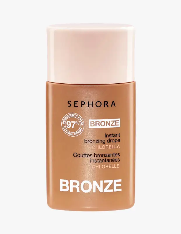 Sephora Collection markasına ait, açık pembe kapaklı, bronz renkli şişe, üzerinde siyah SEPHORA yazısı, doğal kaynaklı içerik yuvarlak ibaresi, beyaz kutucukta BRONZE, altında Instant bronzing drops Chlorella ve şişenin alt kısmında büyük beyaz BRONZE yazısıyla, anında bronzluk sağlayan damla ürününü sergiliyor.