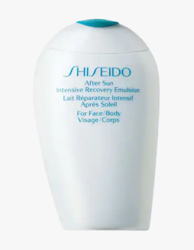 Marka Adı: Shiseido
Ürün Adı: Shiseido After Sun Intensive Recovery Emulsion
Ürün Cinsiyeti: Unisex
Ürün Tipi: Güneş Sonrası Emülsiyon
Ürün Sezonsallığı: Yaz
Ürün Çeşidi: Yüz ve Vücut Onarıcı Bakım
Ürün Özellikleri: Bu Shiseido güneş sonrası emülsiyon, güneşin yıpratıcı etkilerine maruz kalmış cilt için yoğun onarım ve nemlendirme sağlamak üzere özel olarak formüle edilmiştir. Yüz ve vücut kullanımına uygun olan bu ürün, cildin kendini hızla toparlamasına yardımcı olurken, aynı zamanda güneş sonrası oluşan kuruluğu ve hassasiyeti yatıştırmayı hedefler. Şık, beyaz renkli ve ergonomik şişesi, kullanımı kolay bir tasarıma sahiptir. Hafif emülsiyon yapısı sayesinde cilt tarafından kolayca emilir, yapışkan bir his bırakmaz.
Öne Çıkan Detaylar:
- Güneş sonrası yoğun onarım ve cilt yatıştırma.
- Yüz ve vücut için çok yönlü kullanım imkanı.
- Hızlı emilen, hafif emülsiyon dokusu.
Kimler Kullanıyor?: Güneşlenmenin ardından cildinin doğal dengesini geri kazanmak, yoğun nemlendirme sağlamak ve güneşin neden olabileceği yıpranmaları onarmak isteyen herkes bu ürünü tercih edebilir. Ciltte oluşan hassasiyeti yatıştırmak, kuruluğu gidermek ve pürüzsüz bir his elde etmek isteyenler için idealdir. Yüz ve vücut için tek bir ürünle kapsamlı bakım arayanlar da bu emülsiyonu günlük rutinlerine ekleyebilirler.