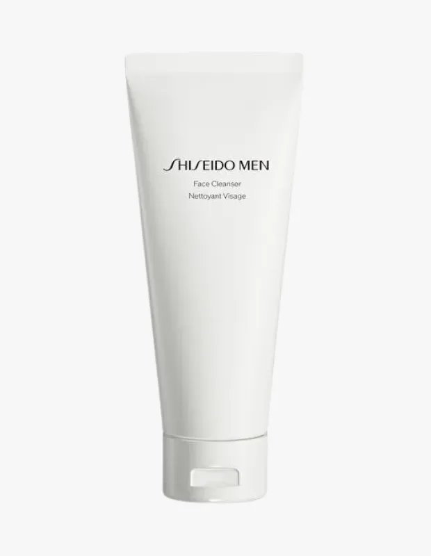 Bu net görselde, Shiseido Men markasının erkeklerin cilt bakım rutini için özel olarak tasarlanmış, üzerinde İngilizce Face Cleanser ve Fransızca Nettoyant Visage yazan, minimalist tasarımlı beyaz tüp formundaki bir yüz temizleyici ürün net bir şekilde görünüyor.