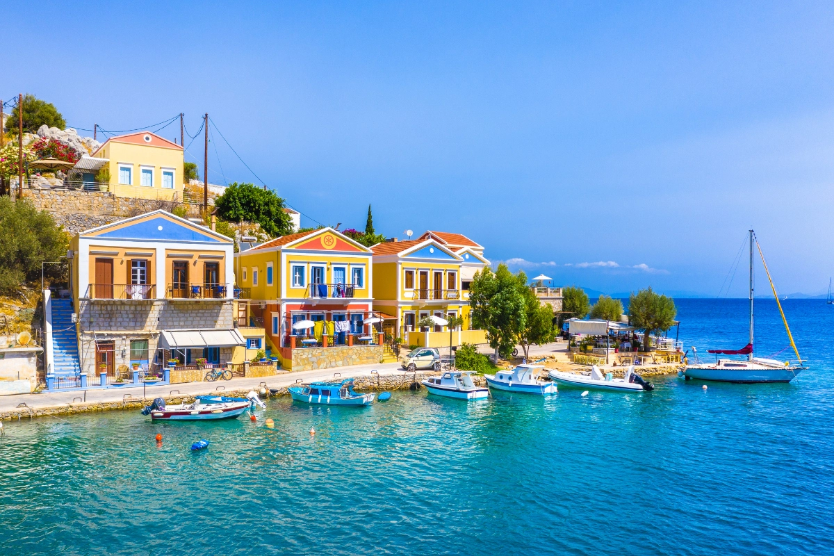 Ege'nin En Romantik Adasına Yolculuk: Rengârenk Neoklasik Evleri ve Meşhur Karidesiyle Simi