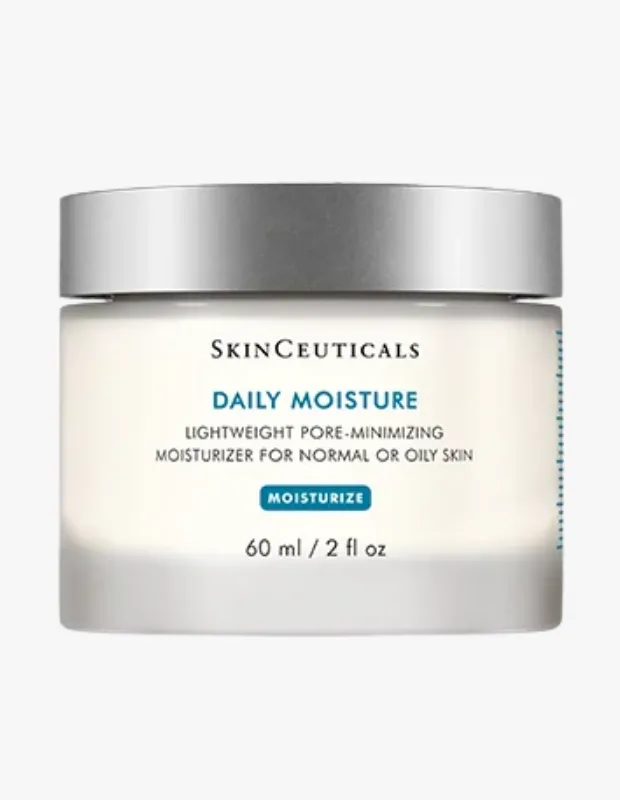 Beyaz arka plan üzerinde duran, gümüş kapaklı SkinCeuticals Daily Moisture isimli beyaz kavanoz, normal veya yağlı ciltler için hafif ve gözenek küçültücü bir nemlendirici olduğunu belirten 60 ml'lik ürünü gösteriyor.