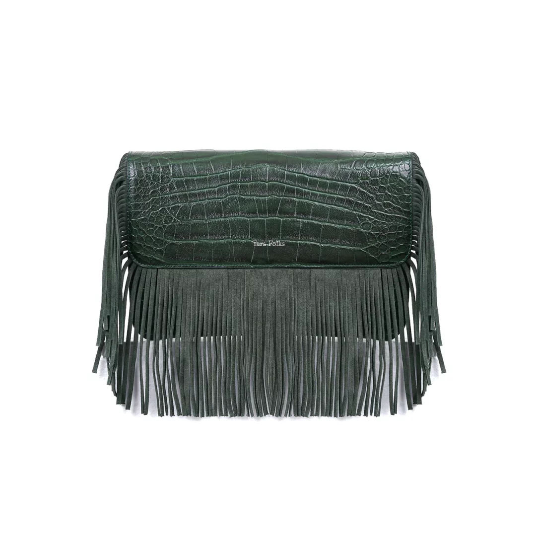 Marka Adı: Tara Folks
Ürün Adı: Tara Folks Kadın Bonnie Crossbody FauxCroc Olive Çanta
Ürün Cinsiyeti: Kadın
Ürün Tipi: Çapraz Askılı Çanta
Ürün Sezonsallığı: Belirtilmemiş
Ürün Çeşidi: Krokodil Desenli Çanta
Ürün Özellikleri: Krokodil desenli suni deri kapak detayıyla zeytin yeşili renkte tasarlanan bu çapraz askılı çanta, alt kısmını tamamen saran uzun ve yoğun püskülleriyle dikkat çekiyor. Kompakt formda olmasına rağmen stil sahibi bir duruş sergileyen çanta, ön kapağında kabartmalı Tara Folks logosunu taşır. Çok yönlü kullanımı ve karakteristik detaylarıyla hem günlük hem de özel anlara eşlik edebilir.
Öne Çıkan Detaylar:
- Krokodil desenli suni deri kapak.
- Çantanın ön ve yan kısımlarını saran uzun püskül detayları.
- Şık zeytin yeşili renk tonu.
Kimler Kullanıyor?: Stilinde sanatsal ve özgün dokunuşları seven, güçlü ve özgür ruhlu bireylerin tercihi olan bu çanta, modern ve bohem tarzı bir araya getirmek isteyenlere hitap eder. Aksesuarlarıyla kişiliğini cesurca ifade eden, sofistike ve trendleri takip eden bir görünüm arayanlar için ideal bir tamamlayıcıdır.