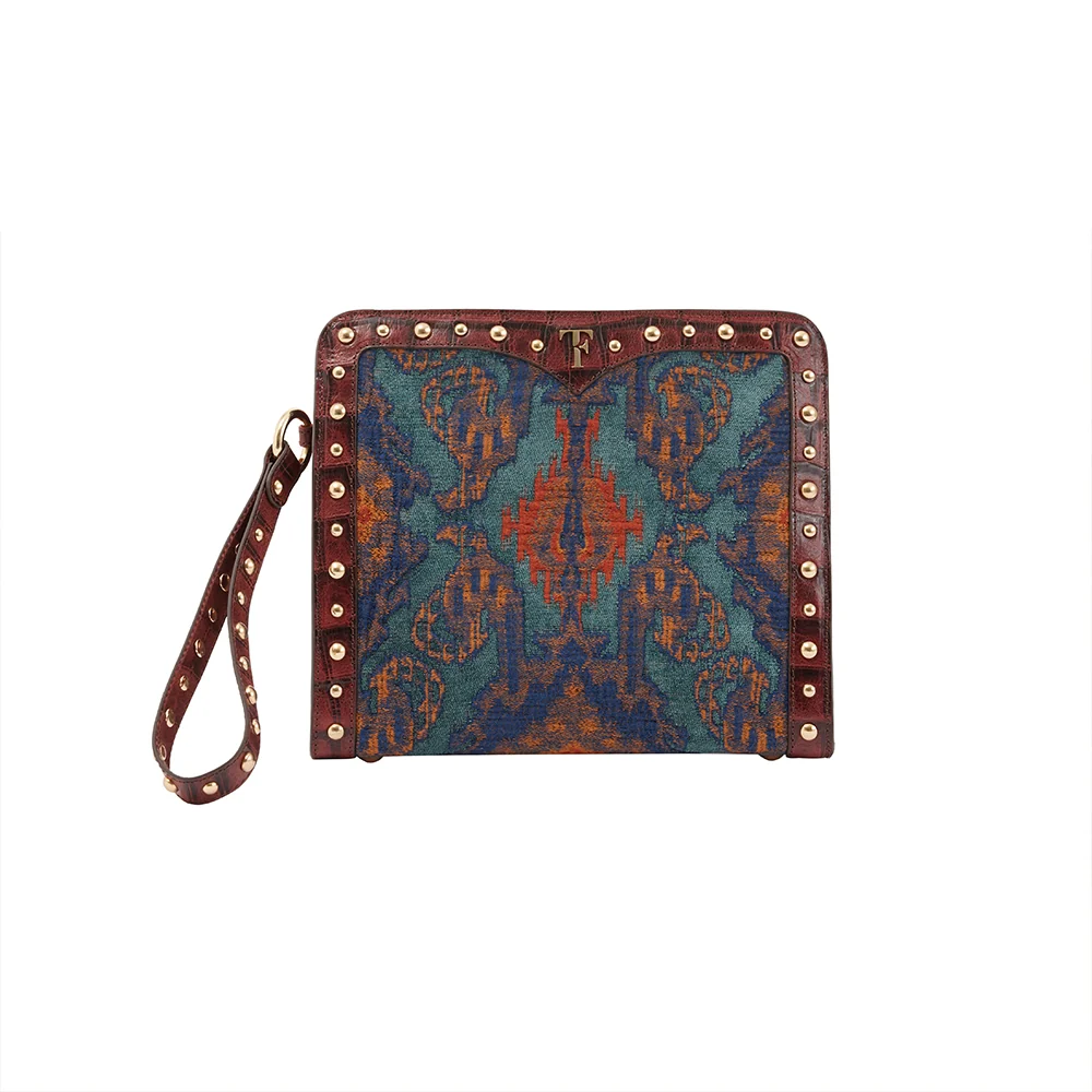 Marka Adı: Tara Folks
Ürün Adı: Tara Folks Kadın Layla Mystique Clutch- Ethnic
Ürün Cinsiyeti: Kadın
Ürün Tipi: Clutch Çanta
Ürün Sezonsallığı: Belirtilmemiş
Ürün Çeşidi: Etnik Desenli Clutch
Ürün Özellikleri: Bu Tara Folks Layla Mystique Clutch, etnik desenli dokuma kumaşı zengin kahverengi deri detaylarla ve altın rengi metal zımbalarla birleştirerek dikkat çekici bir estetik sunar. Merkezdeki canlı turkuaz, turuncu ve lacivert tonlardaki geleneksel deseni, çantanın dört bir yanını saran ve bilek kayışını oluşturan zarif kavisli deri çerçeve ile kontrast yaratır. Deri kısımlardaki sıralı zımbalar ürüne modern ve cesur bir hava katarken, üst orta bölümde yer alan Marka logosu (TF) tasarımın imzası niteliğindedir. Sanat ve farklı kültür referanslarıyla İstanbulda yerel ustalar tarafından üretilen bu el çantası, hem gündüz hem de gece kombinlerine özgün bir dokunuş ekler.
Öne Çıkan Detaylar:
- Canlı renklerdeki etnik dokuma kumaş ana panel.
- Altın rengi metal zımbalarla süslenmiş kahverengi deri çerçeve ve bilek kayışı.
- Yerel ustalıkla birleşen sanat ve kültürel referanslı özgün tasarım.
Kimler Kullanıyor?: Özgür ruhlu, güçlü ve tarz sahibi kadınlar için tasarlanmış bu çanta, günlük görünümlerine ya da özel gece kombinlerine sanatsal ve kültürel bir dokunuş katmak isteyenleri cezbeder. Geleneksel motifleri modern bir yorumla taşıyan, detaylara ve el işçiliğine önem veren kişiler, bu aksesuarla kendi özgün stillerini ifade edebilirler.