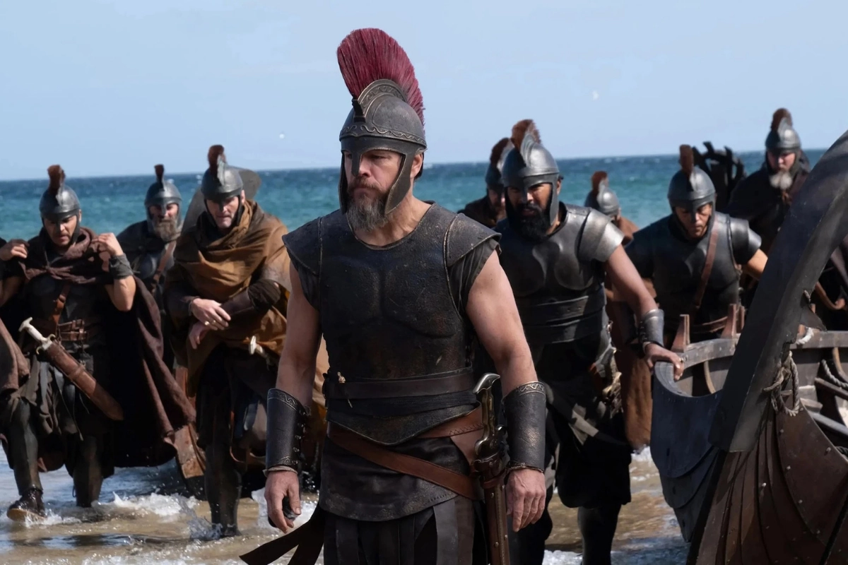 Ortasında Matt Damon'ın kırmızı tüylü miğferi ve zırhıyla, kılıcı belinde, diğer zırhlı savaşçılarla birlikte sığ deniz suyunda, kumlu bir plajda küçük ahşap bir teknenin yanından karaya doğru yürüdüğü bu epik film sahnesi, izleme listesine eklenebilecek güçlü yapımlardan biri olmaya aday.