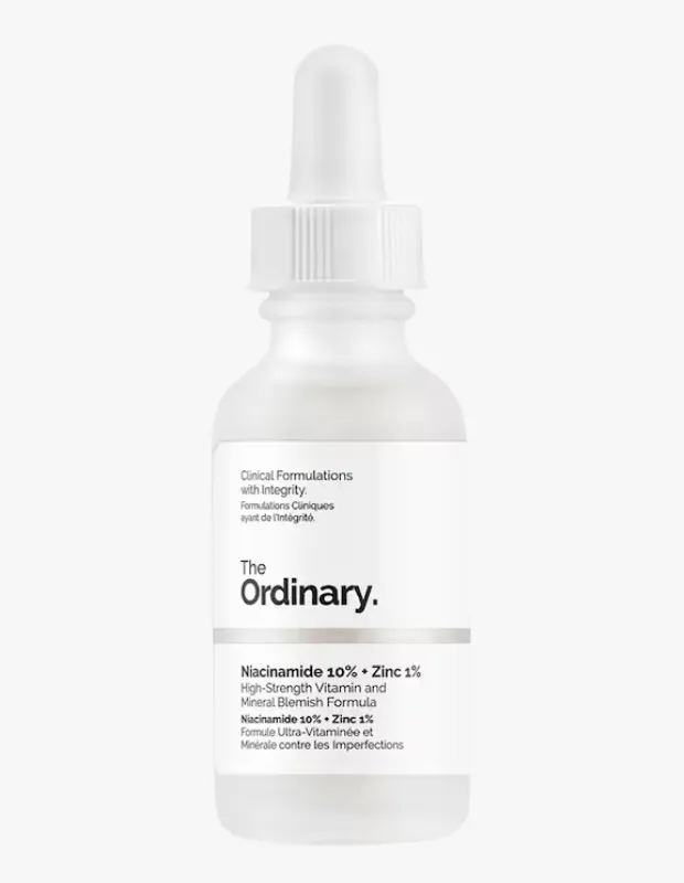The Ordinary Niacinamide 10% + Zinc 1% serum içeren, beyaz, buzlu cam damlalıklı şişe, leke karşıtı yüksek mukavemetli vitamin ve mineral formülünü gösteren etiketiyle temiz beyaz bir zeminde dikey olarak duruyor.