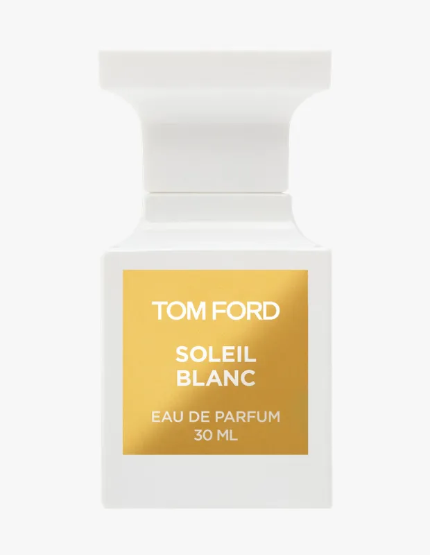 Beyaz bir zeminde dikey olarak konumlanmış, kendine özgü mimari beyaz kapağı ve gövdesinin ortasında parlak altın rengi etiketiyle öne çıkan, üzerinde Tom Ford Soleil Blanc Eau de Parfum 30 ML yazan zarif bir parfüm şişesi.
