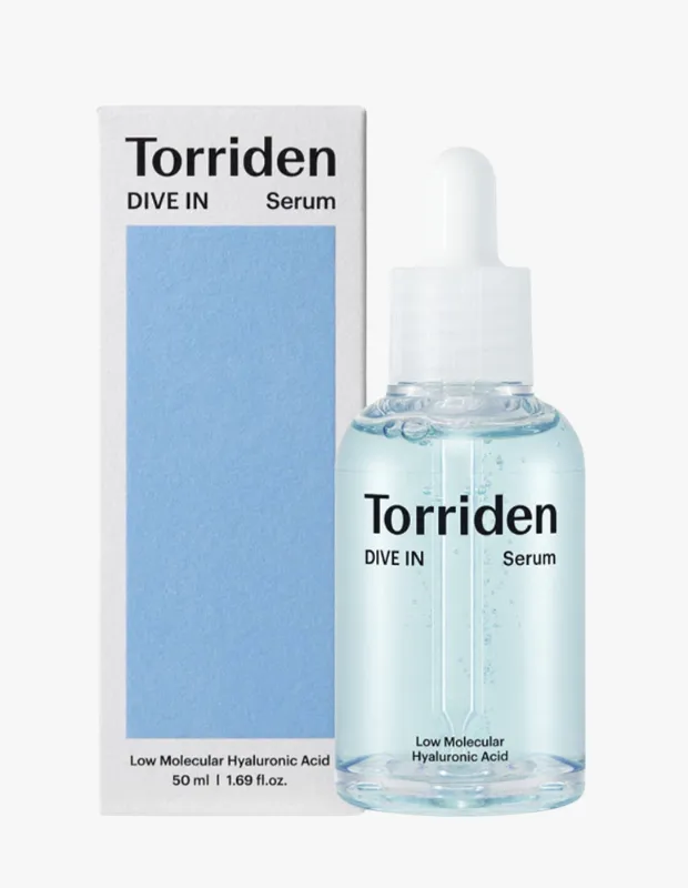 Torriden DIVE IN Serisi Hyaluronik Asit Serum, mavi renkli berrak sıvısıyla damlalıklı şişesi ve beyaz kutusuyla beyaz bir zeminde görünüyor; her ikisinde de ürünün düşük moleküler Hyaluronik Asit içerdiği belirtiliyor.