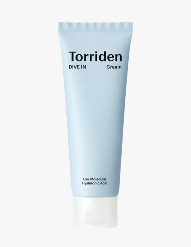 Beyaz arka plan üzerinde dikey duran, açık mavi renkli Torriden DIVE IN marka sıkma tüpü krem, üzerinde belirgin siyah harflerle Torriden DIVE IN Cream ve altında Low Molecular Hyaluronic Acid yazısı ile nemlendirici etkisini vurguluyor.