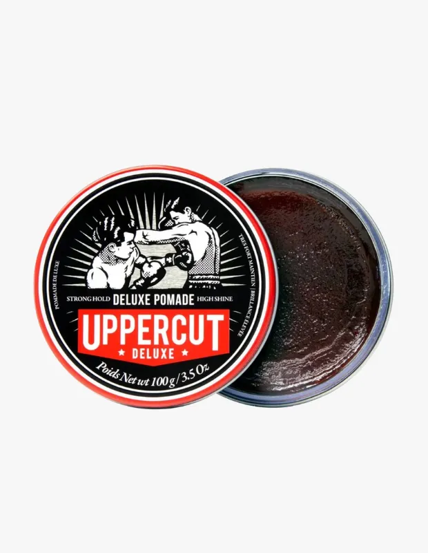 Yuvarlak siyah kapakta iki boksörün olduğu dinamik bir çizim ile UPPercut DELUXE, STRONG HOLD DELUXE POMADE ve HIGH SHINE yazıları bulunurken, açık gümüş renkli teneke kutunun içinde koyu kahverengi, parlak saç şekillendirici bir pomad görülüyor.