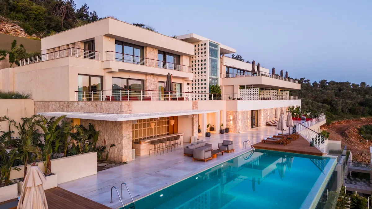 Bodrum Demirbükü’nde, çam ağaçlarıyla çevrili yamaca yaslanmış, açık renkli modern bir otel binası, geniş balkonları, şık havuz başı terası ve sonsuzluk havuzuyla WAM’ın kâfi Akdenizli yaşam anlayışını gözler önüne seriyor.
