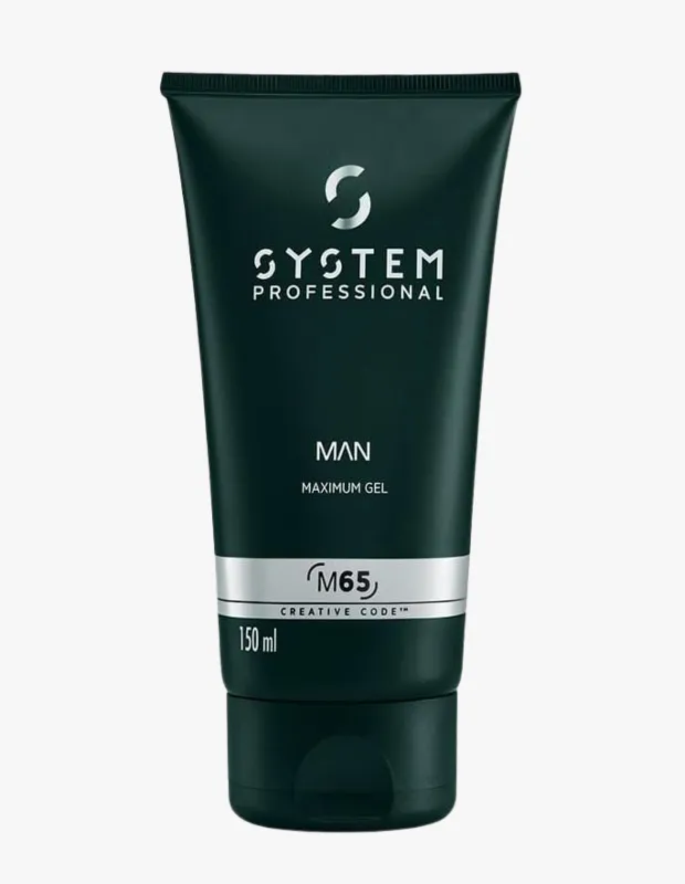 Koyu yeşil renkte, üzerinde beyaz SYSTEM PROFESSIONAL logosu, MAN, MAXIMUM GEL yazıları ve M65 Creative Code etiketi bulunan, 150 ml hacimli Wella System Professional Man maksimum şekillendirici jöle tüpü beyaz zeminde dikey olarak sergileniyor.