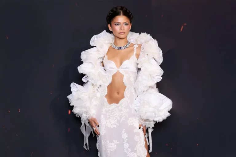 Paris’te Tanrıça Esintisi: Zendaya’nın 800 Saatlik Elbisesi ve Milyon Dolarlık Messika Seçimi