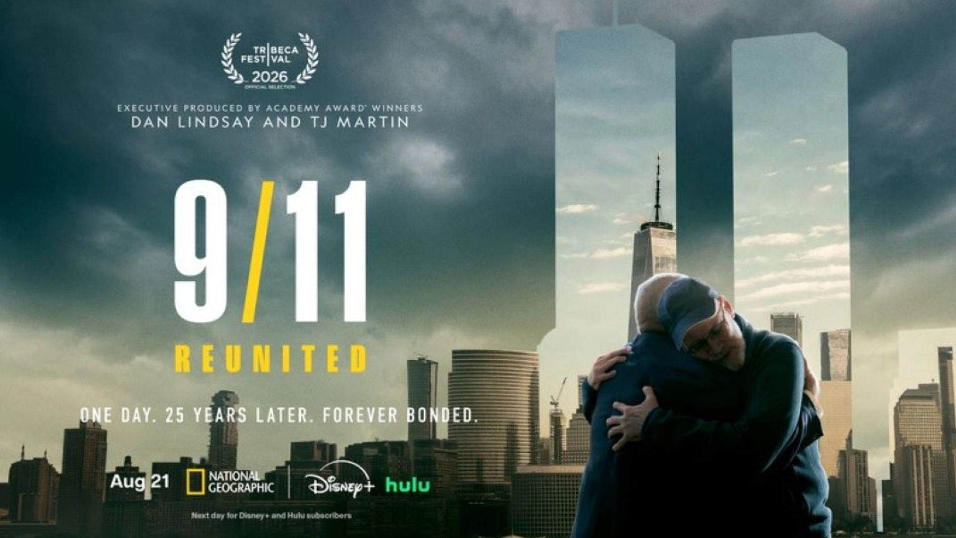 Tribeca Film Festivali 2026 resmi seçkisi olan 9/11 Reunited belgeselinin afişinde, koyu renkli, bulutlu bir gökyüzünün altında New York şehir silüeti ve kaybolan ikiz kulelerin transparan formları belirginleşiyor; ön planda şapkalı iki adamın birbirine sarılarak teselli bulduğu ve yeniden birleşme temasını vurgulayan dokunaklı bir an, dijital platformlarda izlenebilecek filmlerden biri olarak öne çıkıyor.