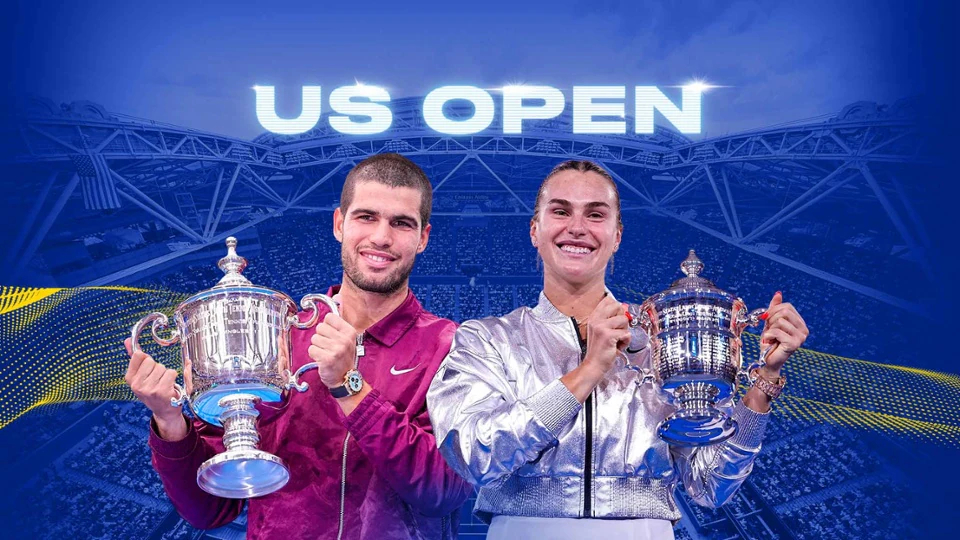 US OPEN yazısının ve mavi bir stadyum arka planının önünde duran, ABD Açık tenis turnuvasının erkekler ve kadınlar şampiyonluk kupalarını kaldıran gülümseyen erkek ve kadın tenisçiler.
