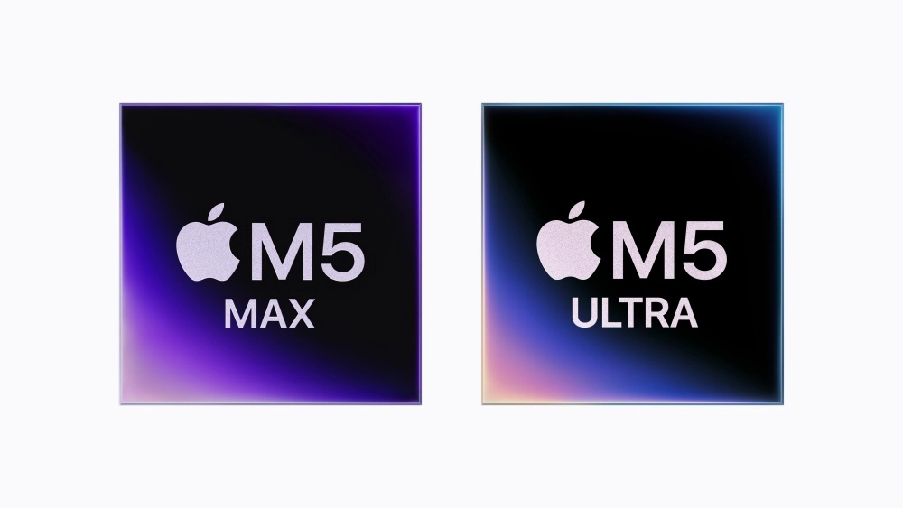 Beyaz bir arka plan üzerinde konumlandırılmış, koyu renkli ve mor-mavi ışık yansımalarına sahip iki kare işlemci görselinde, solda Apple M5 Max, sağda ise Apple M5 Ultra logoları belirgin bir şekilde görülüyor; bu görsel yeni nesil M5 Max ve M5 Ultra çiplerinin beklenen özellikleri ve fiyat bilgileri hakkında bilgi veren makaleye eşlik ediyor.