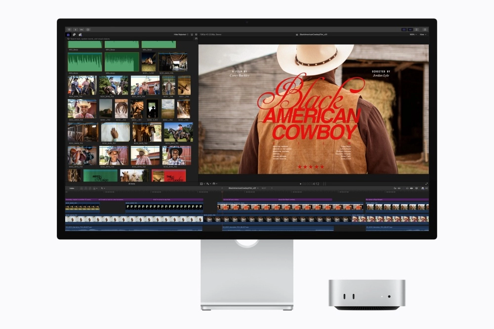 Bir Apple monitörde açık olan Final Cut Pro video düzenleme programı, Black American Cowboy belgeselinin farklı sahnelerini ve detaylı zaman çizelgelerini gösterirken, yanında duran kompakt bir Apple masaüstü bilgisayarı güçlü bir video edit sistemini tamamlıyor.