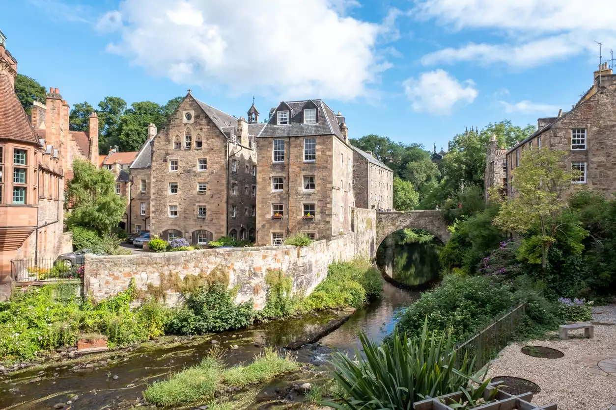 Cesur Yüreklerin ve Büyük Düşüncelerin Şehri Edinburgh'un merkezinden uzaklaşmadan görülebilecek sakin bir köşesi olan Dean Village, Water of Leith nehri üzerindeki tarihi taş binaları, kemerli köprüsü ve yemyeşil doğasıyla dingin bir atmosfer sunuyor.