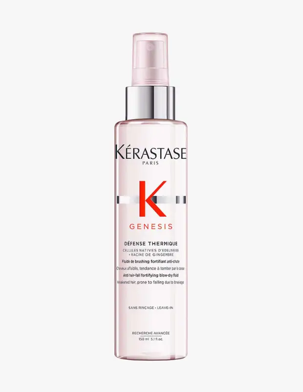 Beyaz arka plan üzerinde duran, pembe renkli sıvısıyla Kerastase Genesis Defense Thermique ısı koruyucu saç spreyi, dökülmeye eğilimli zayıflamış saçlar için özel olarak formüle edilmiş, güçlendirici bir fön öncesi bakım ürünüdür.