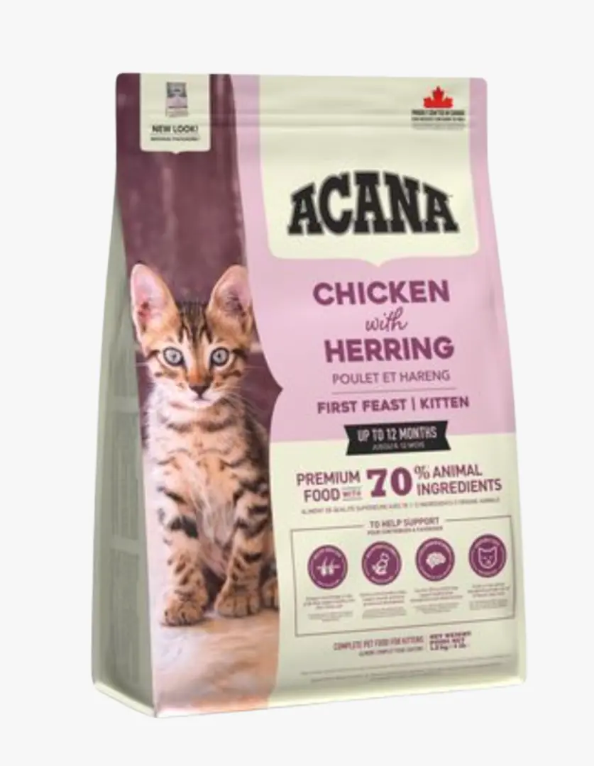 Yenilenen ambalajıyla dikkat çeken Acana First Feast yavru kedi maması paketinde, sevimli bir tekir yavru kedi tasviri ve 12 aya kadar yavru kediler için tavuklu ve ringa balıklı, hayvansal içerikli olduğu bilgisi yer alıyor.