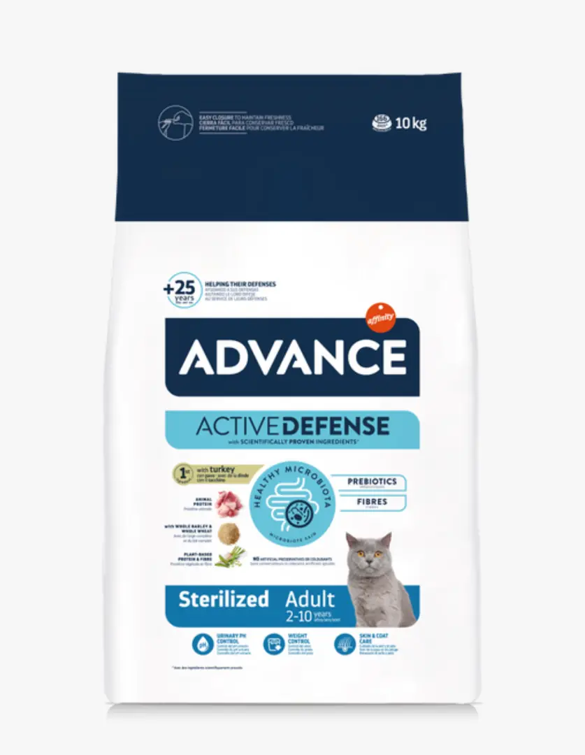 Beyaz ve koyu mavi tonlarda tasarlanmış, üzerinde gri bir kedinin sakin duruşu ve 10 kg ağırlık bilgisiyle Advance Active Defense sterilised adult kedi maması paketi, kısırlaştırılmış yetişkin kedilerin bağışıklığını, idrar pH dengesini, ideal kilosunu ve sağlıklı bir mikrobiyotasını destekleyen formülünü vurguluyor.