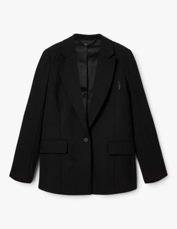 AllSaints markasının modern stilini yansıtan, tek düğmeli ve çentikli yakalı siyah blazer ceket, göğüs kısmında dikey olarak sıralanmış parlak metal zımba detayları, önünde iki kapaklı cep ve yaka arkasında zarif bir zincir aksesuarı ile beyaz stüdyo fonunda sergilenmektedir.