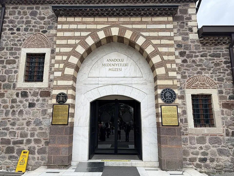 Ankara'da yerleşik Anadolu Medeniyetleri Müzesinin giriş kapısı.