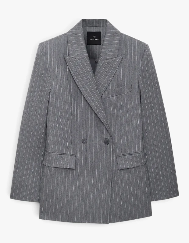 Marka Adı: Anine Bing
Ürün Adı: Anine Bing Kadın Kruvaze Yün Blazer
Ürün Cinsiyeti: Kadın
Ürün Tipi: Blazer Ceket
Ürün Sezonsallığı: Sonbahar/Kış
Ürün Çeşidi: Çizgili Kruvaze Blazer
Ürün Özellikleri: Bu Anine Bing kruvaze blazer ceket, koyu gri zemin üzerinde zarif beyaz çizgili deseniyle dikkat çeker. Yüksek kaliteli yün karışımından üretilen bu ceket, geniş kıvrık yakaları, çift sıra düğme detayı ve ön kısımda yer alan iki kapaklı cebiyle klasik ve sofistike bir duruş sergiler. Kesimi bedeni hafifçe takip ederken, omuzlardaki düzgün oturuşu ve uzun kollu yapısı modern bir silüet sunar. Hem şık hem de fonksiyonel detaylarıyla gün boyu konfor ve stil vaat eder.
Öne Çıkan Detaylar:
- Koyu gri zemin üzerine zarif beyaz çizgili deseni.
- Klasik kruvaze kesimi ve çift sıra düğmeli kapanışı.
- Geniş kıvrık yakaları ve fonksiyonel kapaklı cepleri.
Kimler Kullanıyor?: Bu blazer ceket, zamansız şıklığı ve modern duruşu bir arada arayan kadınlar için idealdir. Parizyen stilinin sade ama güçlü estetiğini benimseyen, günlük yaşamında rahatlığı ve sofistikasyonu harmanlayan kişiler tarafından tercih edilir. Klasik parçaları kişisel bir dokunuşla yorumlamayı seven, gardırobunda çok yönlü ve kaliteli parçalara yer verenler, bu ceketi hem ofiste hem de sosyal etkinliklerde kolayca kombinleyebilir.