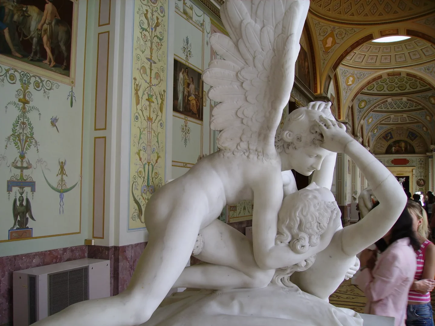 Hermitage Müzesi'nin görülmesi gereken başyapıtlarından biri olan, beyaz mermerden yapılmış, öpüşmek üzere birbirine sarılmış kanatlı Eros ve yatan Psykhe figürlerini doğal bir hareketle betimleyen Antonio Canova imzalı bu Neoklasik heykel, müzenin süslü kemerli salonlarından birinde sergilenmektedir.