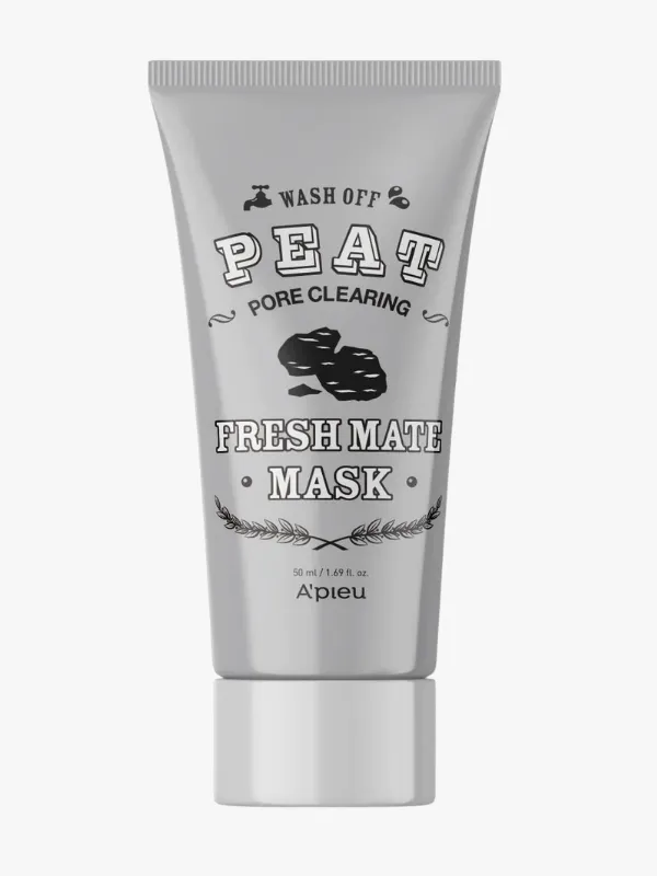 Beyaz bir arka plan üzerinde dikey duran, gümüş renkli A'pieu Fresh Mate Peat Maske'nin 50 ml'lik tüpü, üzerinde WASH OFF, PEAT PORE CLEARING ve FRESH MATE MASK yazıları ile musluk, kömür parçaları ve defne dalı görselleriyle gözenek temizleyici Peat Maske özelliklerini vurguluyor.