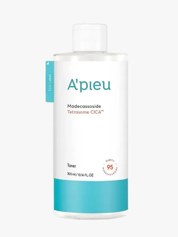 Beyaz kapaklı, beyaz zeminli A'pieu Madecassoside Tetrasome CICA Toner şişesi, üzerinde turkuaz Eko-Etiket detayı ve alt kısmında turkuaz bant ile ürünün Madecassoside saflığını belirten kırmızı etiketi görülüyor.