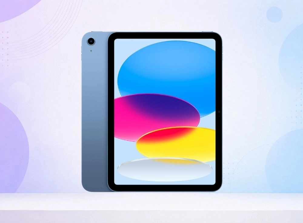 Canlı renkli soyut bir duvar kağıdı sergileyen ekranı açık, arka kamerası hafifçe görünen, açık mavi renkteki şık Apple iPad, öğrenci tableti olarak çok yönlü kullanım imkanları sunan modern tasarımıyla öne çıkıyor.