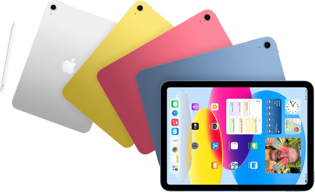Beyaz bir arka plan üzerinde, gümüş, sarı, pembe ve koyu mavi renkteki dört Apple iPad'in arkası hafifçe eğimli bir şekilde görünürken, ön planda ekranında çeşitli uygulamalar, takvim, hava durumu gibi widget'lar ve renkli bir fotoğraf gösteren açık mavi bir iPad ile solunda duran beyaz bir Apple Pencil yer alıyor.