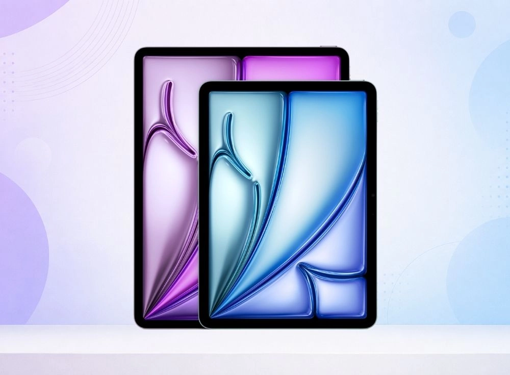 Minimalist bir zeminde hafifçe üst üste konumlandırılmış, ekranlarında akışkan mavi ve mor tonlarda soyut desenler sergileyen, özellikle öğrenciler için ideal 11 inç ve 13 inçlik yeni Apple iPad Air M4 tablet modelleri.