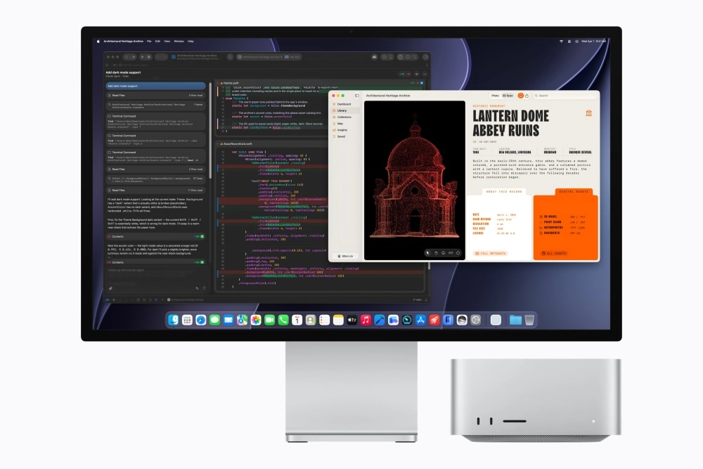 Büyük bir monitörde karanlık temalı kodlama arayüzü ve 3D bina modelleme uygulamasının açık olduğu, altta bir Mac Studio bilgisayarın yer aldığı bu setup, güçlü bir yapay zeka iş istasyonunun potansiyelini gözler önüne seriyor.