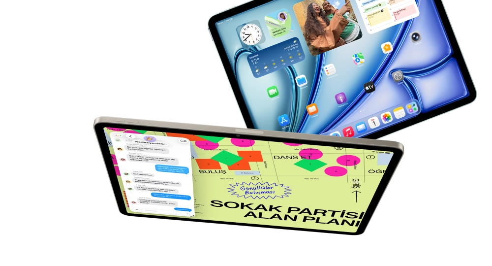 İki iPad'in üsttekinin ana ekranında hava durumu ve takvim gibi araç takımları ile arkadaşlarının gülen yüzlerini gösteren bir sohbet ekranı, alttakinin ise Sokak Partisi Alan Planı ve Gönüllüler Buluşması için hazırlanan renkli bir planlama çizelgesi ile birlikte mesajlaşma uygulaması görünürken, bu detaylar öğrenci indirimiyle edinilebilecek bir iPad Air'ın çok yönlü kullanımını vurguluyor.