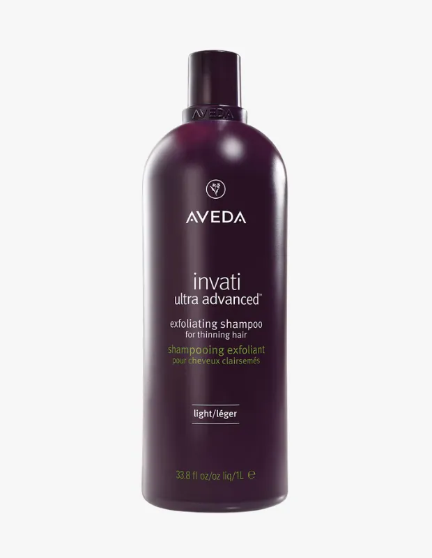 Beyaz bir arka plan üzerinde dikey olarak konumlanmış, üzerinde Aveda logosu ve Invati Ultra Advanced yazan, saç incelmesi için özel olarak formüle edilmiş, koyu mor renkli, 1 litrelik bir peeling şampuan şişesi görülüyor.