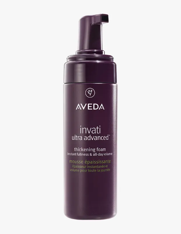 Beyaz bir arka plan üzerinde, anında dolgunluk ve gün boyu hacim sağlamayı vaat eden Aveda Invati Ultra Advanced saç köpüğü etiketine sahip, koyu mor renkli, pompalı bir ürün şişesi görünüyor.