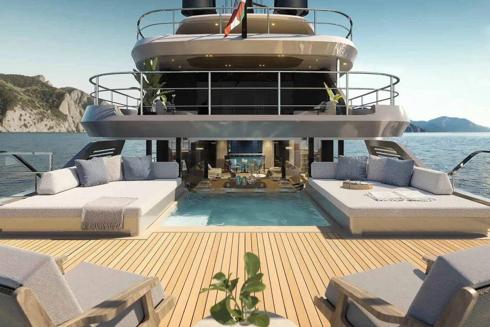 Azimut Grande 44m süper yatın arka güvertesinde, berrak suyla dolu dikdörtgen bir havuzun etrafında düzenlenmiş krem rengi minderli şezlonglar ve uzakta yükselen kayalıklarla çevrili geniş bir deniz manzarası.