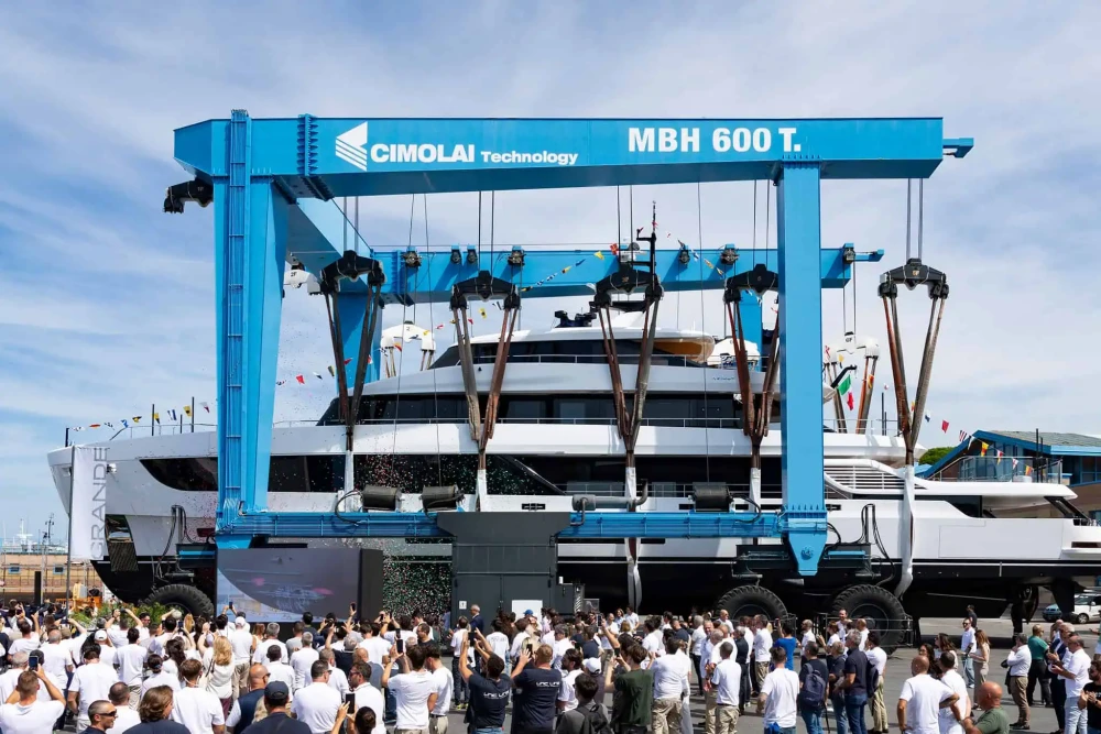 Güneşli bir havada, CIMOLAI Technology'nin devasa MBH 600 T. kapasiteli mavi vincinin, Azimut Grande 44m süper yatını coşkulu bir kalabalığın alkışları ve havada uçuşan rengarenk konfetiler eşliğinde suya indirme töreni göz alıcı bir şekilde gerçekleştiriliyor.