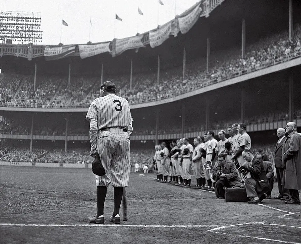 Siyah beyaz bu tarihi fotoğrafta, arkası dönük ve sırtında 3 numara yazılı formasıyla ünlü beyzbol efsanesi Babe Ruth, dolu stadyumda sahaya bakarken görülüyor, bu görüntü onun efsanevi called shot anını çağrıştırıyor.