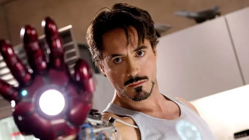 Balbo sakalıyla tanınan Robert Downey Jr.'ın canlandırdığı Tony Stark, gri atleti ve sol elindeki avuç içinden parlak bir ışık saçan kırmızı Iron Man zırhı eldiveniyle izleyiciye kararlı bir ifadeyle bakıyor.