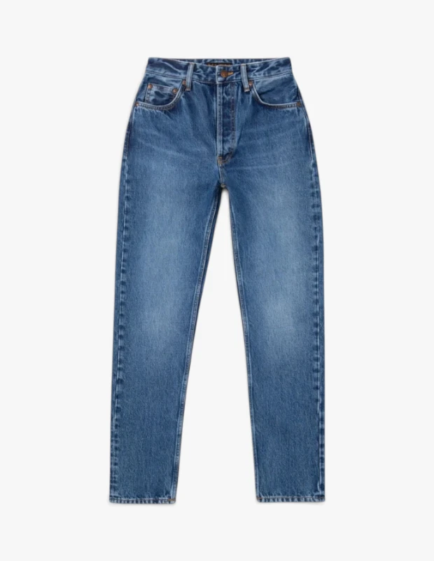Marka Adı: Nudie Jeans
Ürün Adı: Nudie Jeans Kadın Breezy Britt Day Dreamer Jean
Ürün Cinsiyeti: Kadın
Ürün Tipi: Jean Pantolon
Ürün Sezonsallığı: Dört Mevsim
Ürün Çeşidi: Düz Kesim Jean Pantolon
Ürün Özellikleri: Bu jean pantolon, yüksek belli kesimi ve düğmeli kapama detayı ile modern bir duruş sergiler. Orta mavi tonlarındaki denim kumaşı, kalça ve üst bacak bölgesinde hafif yıkanmış efektiyle doğal ve rahat bir görünüm kazandırır. Klasik beş cepli tasarımı ve düz kesimli paçaları sayesinde gün boyu konforlu kullanım sunarken, zamansız stiliyle kolayca kombinlenebilir.
Öne Çıkan Detaylar:
- Yüksek bel kesimi ve karakteristik düğmeli kapama
- Orta mavi renkli, hafif yıkanmış denim kumaş dokusu
- Düz kesim paça ve klasik beş cepli tasarım
Kimler Kullanıyor?: Gardırobunda zamansız ve çok yönlü parçalara yer verenler, Parizyen stilinin sade ama güçlü estetiğini günlük kombinlerine taşımak isteyenler için idealdir. Konforu ve zahmetsiz şıklığı bir arada arayan, kaliteli temel parçalarla kişisel stilini yansıtmayı seven herkes bu jean pantolonu tercih edebilir.