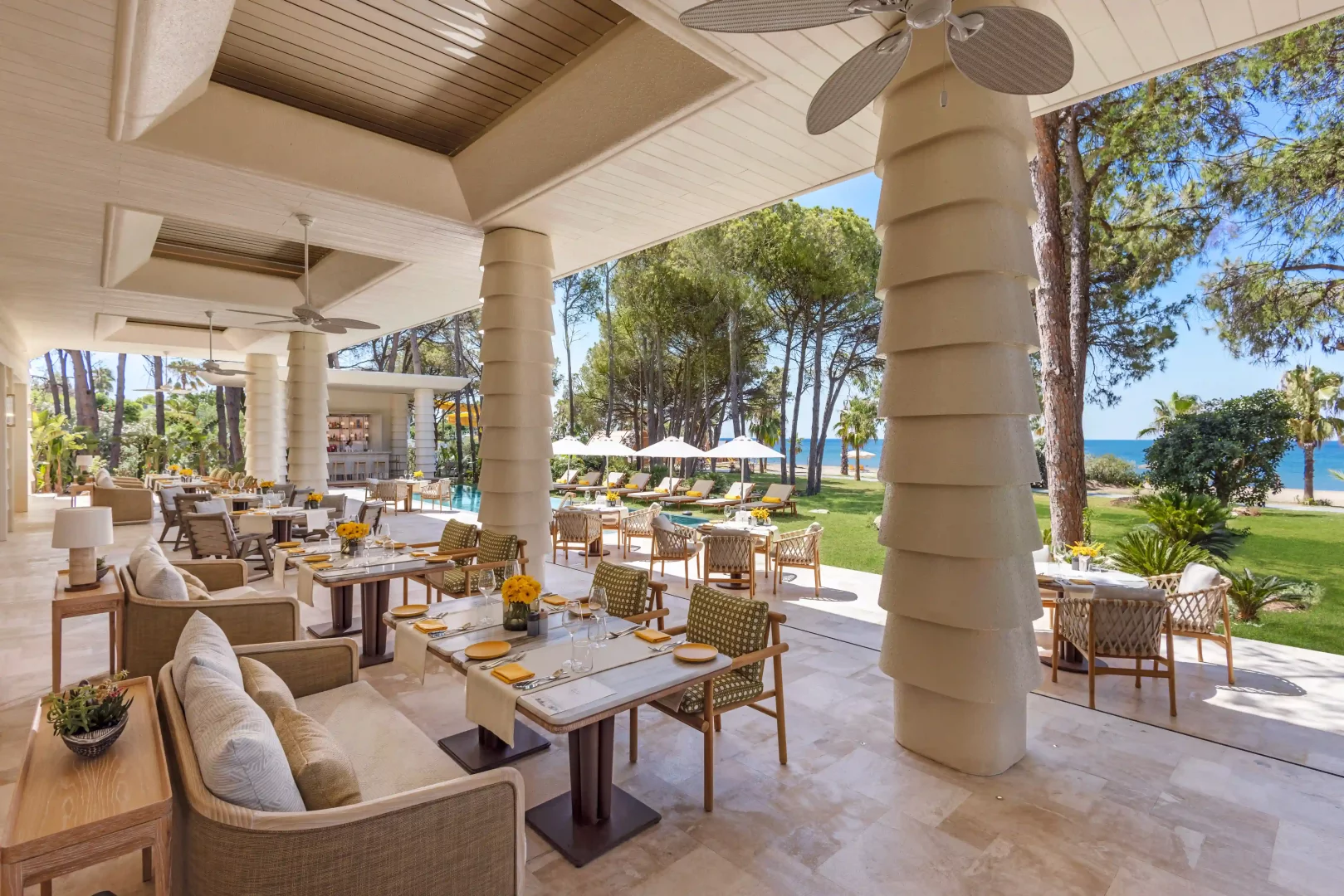 BIJAL'in Akdeniz yaz kulübü ruhunu yansıtan teras restoranında, Autoban imzalı zarif tasarımıyla özenle dekore edilmiş masalar ve konforlu oturma alanları, Sorgun çam ormanları ve masmavi denizin büyüleyici manzarası eşliğinde lüks bir gastronomi deneyimi vadediyor.