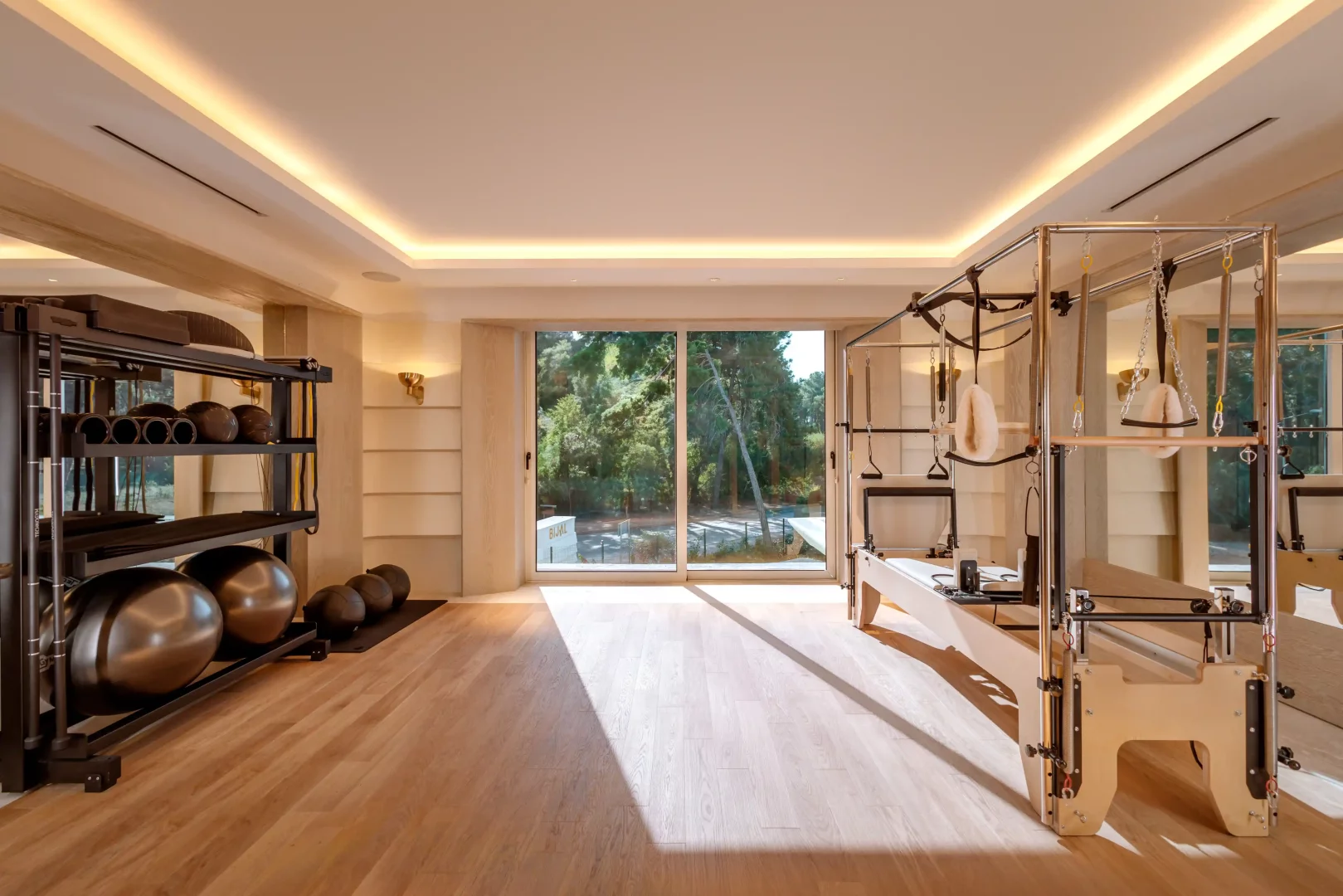 BIJAL'in Sorgun çam ormanlarına nazır, doğal ışıkla aydınlanmış lüks sağlıklı yaşam alanında, büyük camların ötesindeki yeşilliklerle çevrili modern bir pilates reformer makinesi ve çeşitli fitness ekipmanları, Akdeniz'in dingin ruhuna uygun dinlenme ve yenilenme vadediyor.