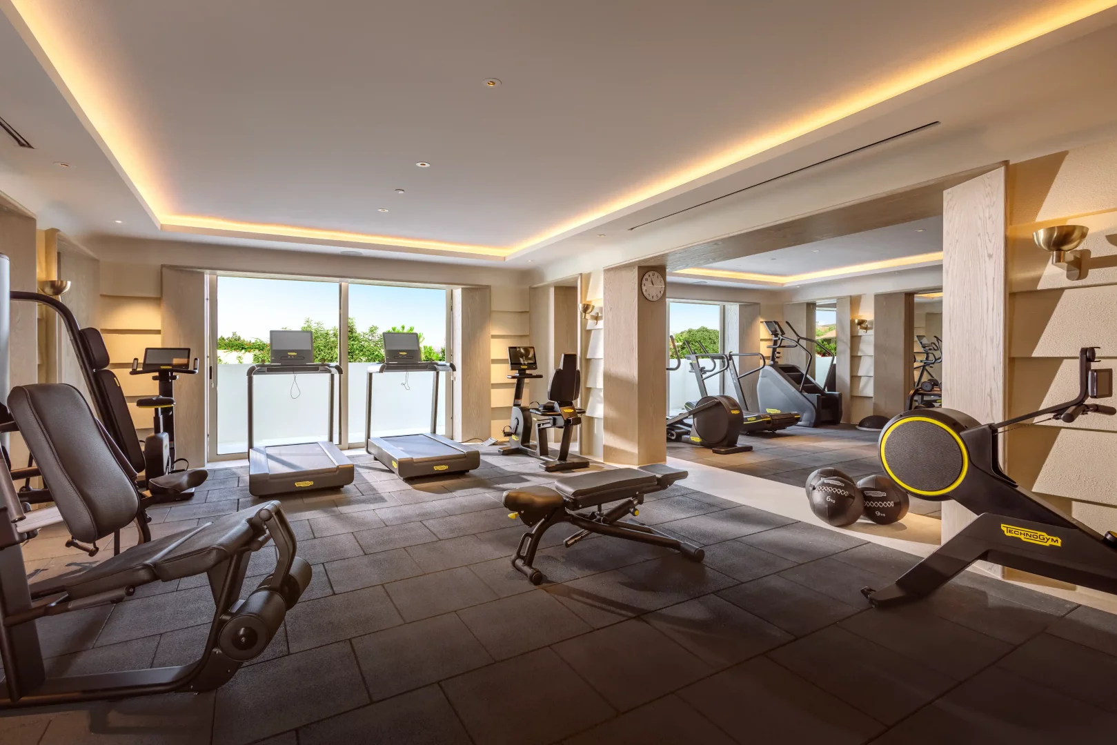 BIJAL'in lüks ve kişiselleştirilmiş hizmet anlayışını yansıtan modern fitness merkezinde, koşu bantları, bisikletler ve kürek makinesi gibi son teknoloji spor aletleri, doğal ışık alan geniş pencerelerle çevrili, zindelik dolu bir deneyim sunuluyor.