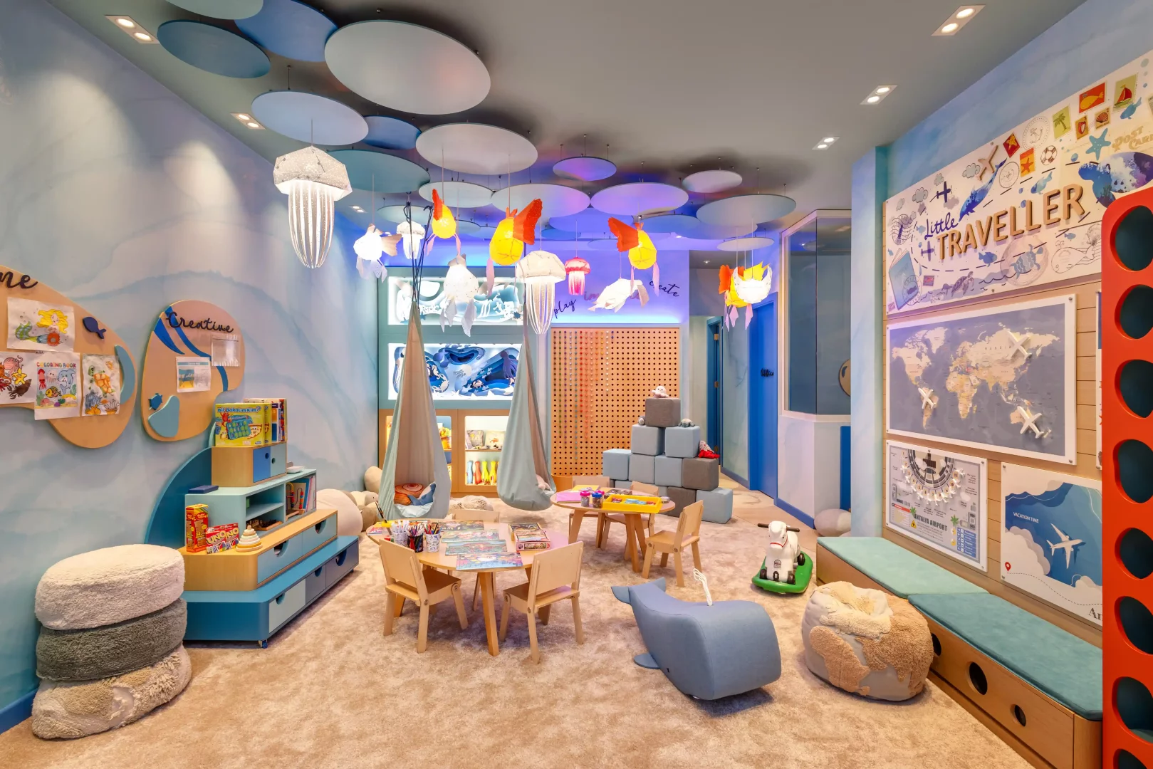 BIJAL'in çocuklar için özel olarak tasarladığı Kids House, deniz temalı duvar desenleri, asılı denizanası ve balık figürlü aydınlatmaları, yaratıcı atölyeler için ahşap masaları, konforlu minderleri ve dünya haritası gibi eğitici öğelerle dolu, eğlenceli ve güvenli bir oyun alanı sunuyor.