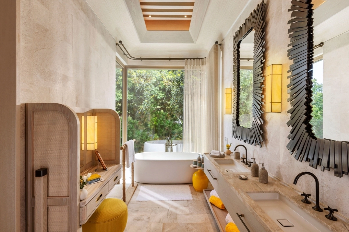 BIJAL villasının içindeki bu lüks banyo, büyük penceresinden görünen yemyeşil doğa manzarasıyla, şık ahşap ve hasır detayları, sanatsal aynaları ve modern çift lavabosuyla Akdeniz'in doğal güzelliği ve mahremiyet hissini çağdaş tasarımla birleştiriyor.